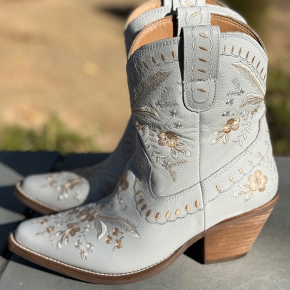dingo Shoes - Dingo Womens Primrose Embroidered Floral Snip Toe Leather Ankle Boots 7.5